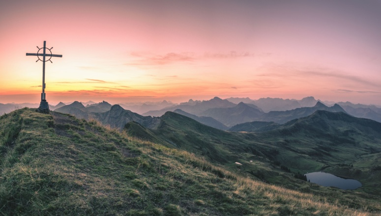 Sünserspitze Gipfelkreuz mit Sünsersee