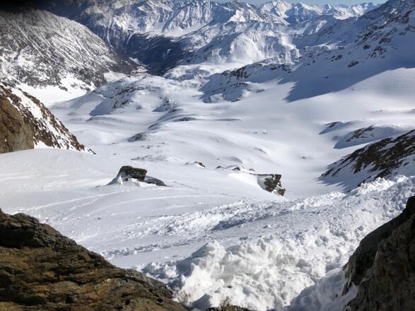 Blick vom Übergang auf die Abfahrt durchs Steinschlagtal