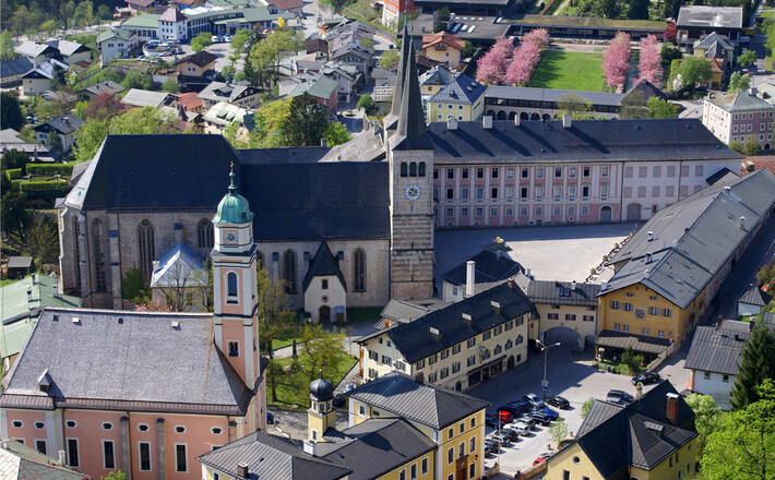 Das Königliche Schloss und die Stiftskirche aus der Vogelperspektive