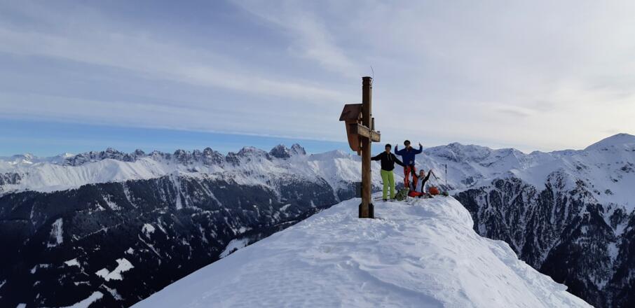 Am Kögele (2192 m). Hinten die Kalklkögel.