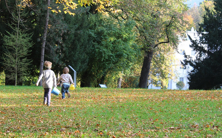 Kinder toben im Karlspark