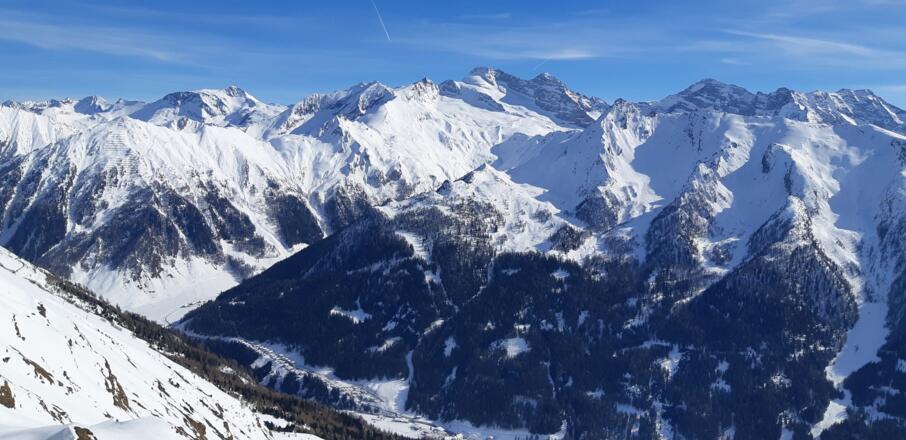 Großes Kino, im Mittelpunkt der Olperer. Rechts Fußstein und Schrammacher, vorne die Hohe Warte. Gut einsehbar - ganz rechts die "Jeneweinrinne" von der Gammerspitze.