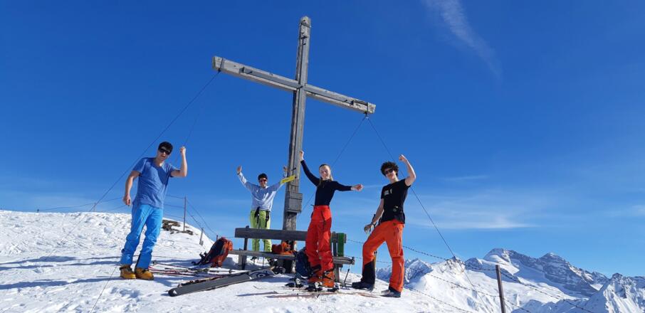 Vorne Gipfelfreuden, hinten Olperer und und Fußstein.