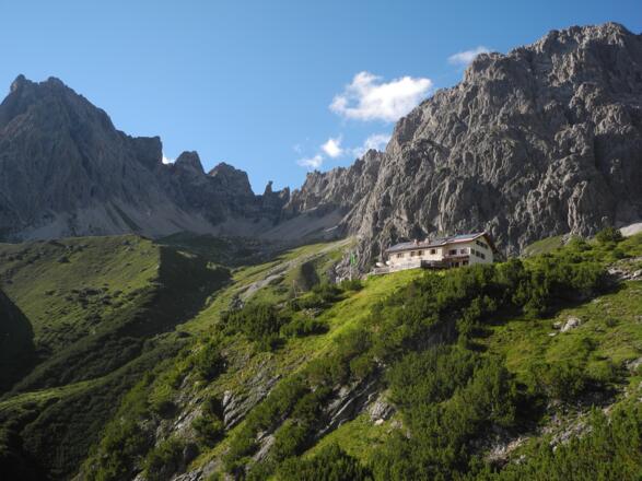 Steinseehütte mit (v.l.) Steinkarspitze, Steinkarturm, südwestl. Parzinnturm, nördöstl. Parzinnturm, Spiehlerturm, Schneekarlespitze