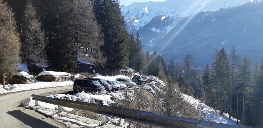 Parkplatz an der Straße zu den Hochgeinhöfen (Schmirn-Leite).