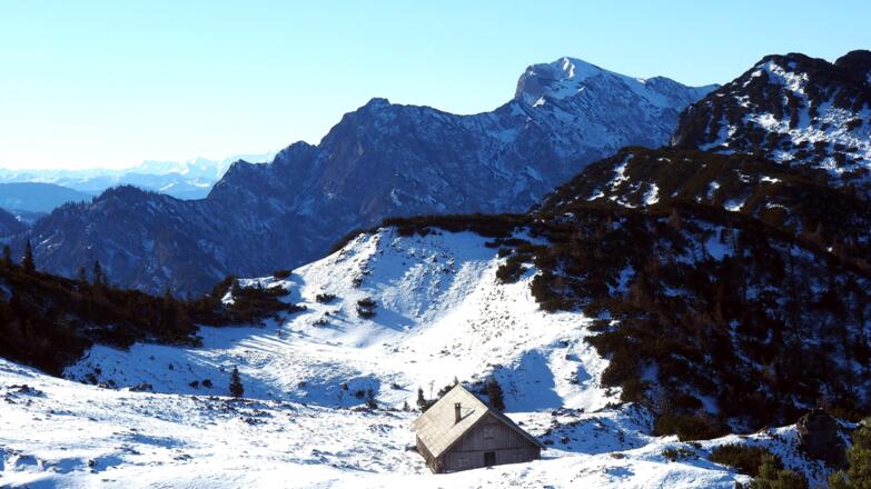 Blick über die Ahornfeldhütte zum Gamsfeld