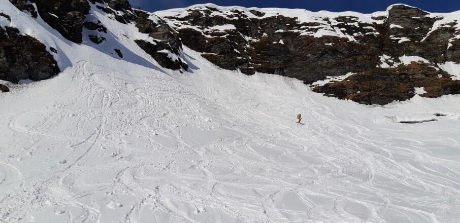 Die Einfahrt ist sehr steil (kurz 40°) und führt in einen kleinen Kessel.