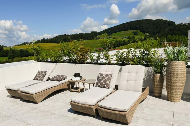 Dachterrasse mit Liegen