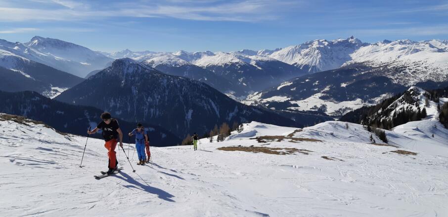 Am Gratrücken, rechts unten das Hochgeneinerjoch. Hinten links der Wolfendorn.