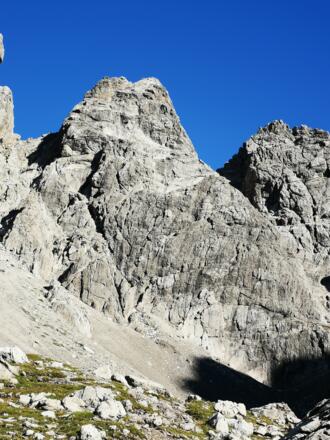 südwestl. Parzinnturm mit der langen Kante (rechts)