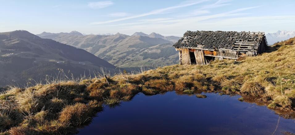 Eine verlassene Hütte in der Nähe des Hacklbergsee