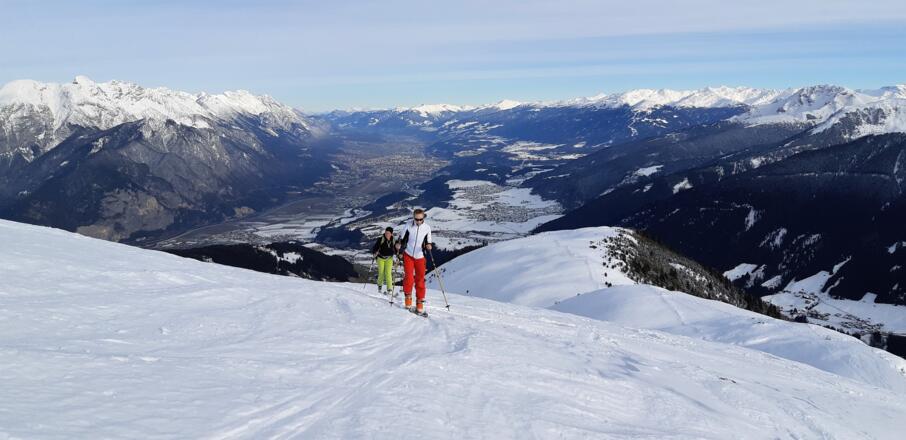 Der lange Nordostrücken des Roßkogels eröffnet ein großartiges Panorama und prägt den Charakter dieser Skitour auf's Kögele.