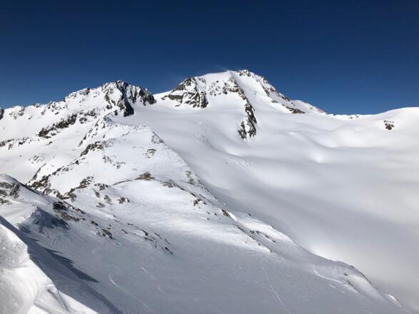 Blick vom Teufelsegg auf die Abfahrt und den weiteren Aufsiteg zur Weißkugel