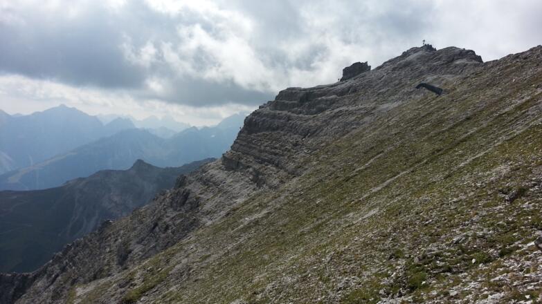Blick zurück zum schönen Gipfel. Dem die technischen Geräte zur Lawinensprengung nicht zu sagen sei gesagt ... Man muss sich so sehr auf den Weg konzentrieren, dass man über diese nur schimpfen kann wenn man es unbedingt nicht lassen kann. Uns haben