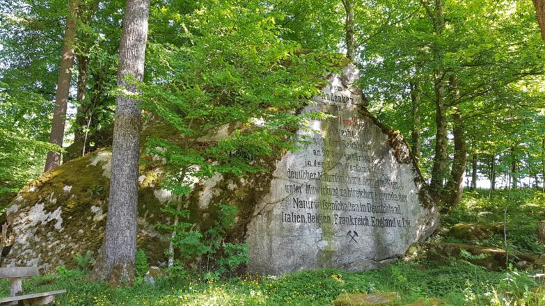 das Buch-Denkmal: ein Granitblock mitten im Kalksteing - wo der wohl herkommt? Des Rätsels Lösung findet man beim Denkmal.