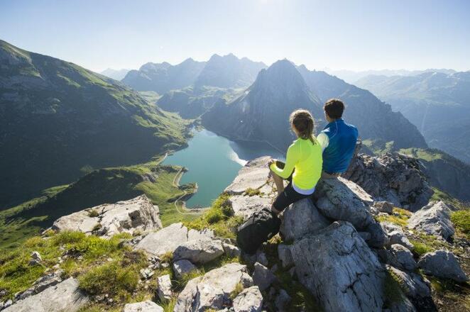 SO_Bergsteigen_mit_Blick_auf_den_Spullersee_(c)_Al