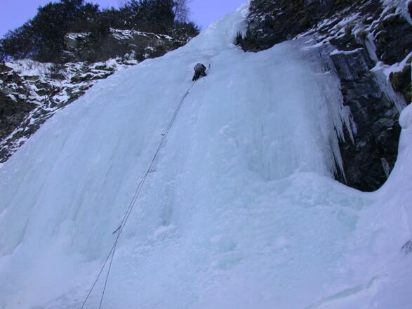 In der ersten Seillänge, WI 4, im Rechten Doppellutscher