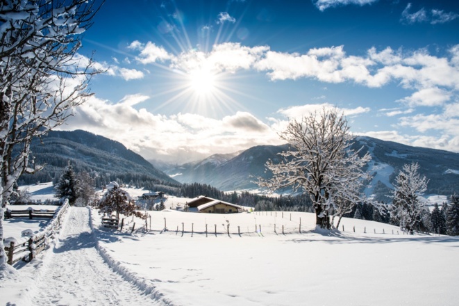 traumhafte Winterlandschaft hoch zum Berggasthof Winterbauer