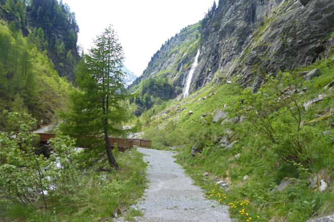 Im Hintergrund der Schleierfall