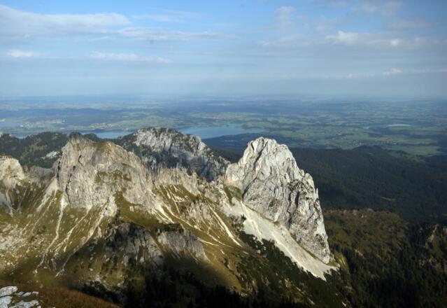 Geiselsteinsattel (Mitte) und Geiselstein (rechts) und dahinter der Forggensee