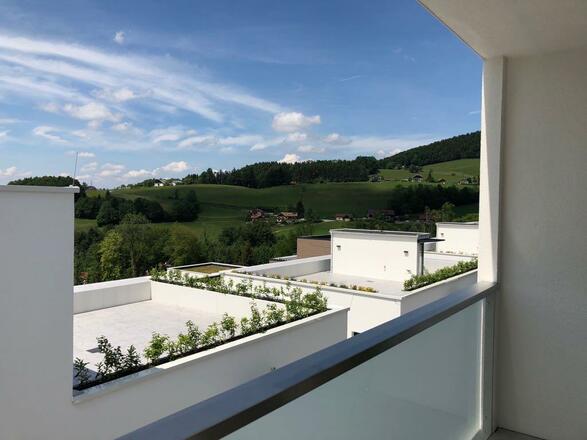 Blick vom Wohnungsbalkon auf die Wohnanlage