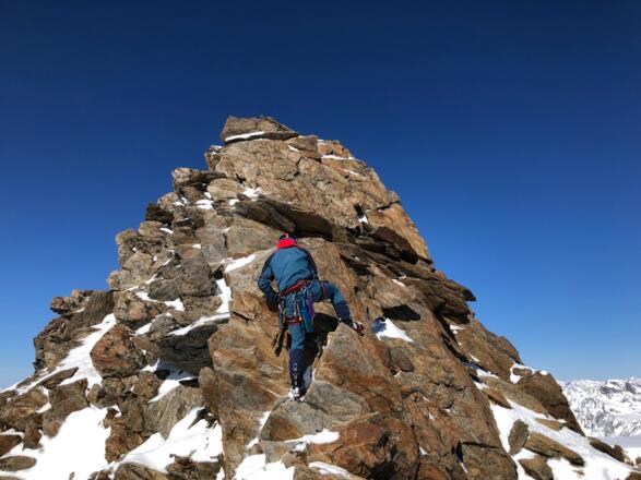 leichte Blockkletterei am Weg zum Gipfel