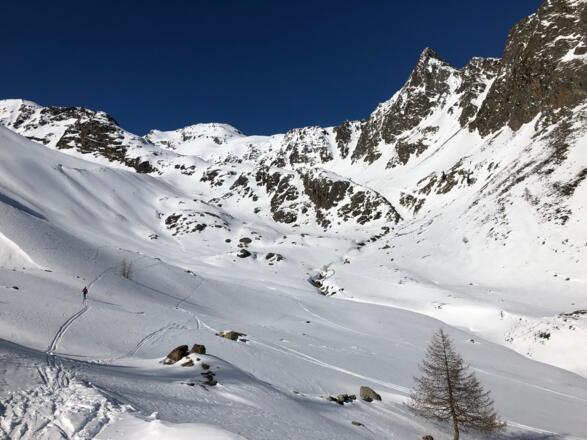 Rückblick auf den unteren Teil der Abfahrt (Standpunkt Übergang vom freien Gelände zur Rodelbahn) mit den gefährlichen Südhängen.