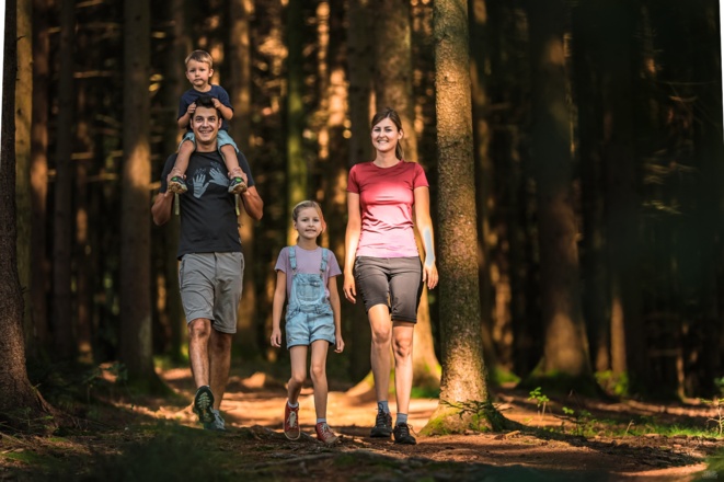 Wandern_im_Hausruckwald_Familie