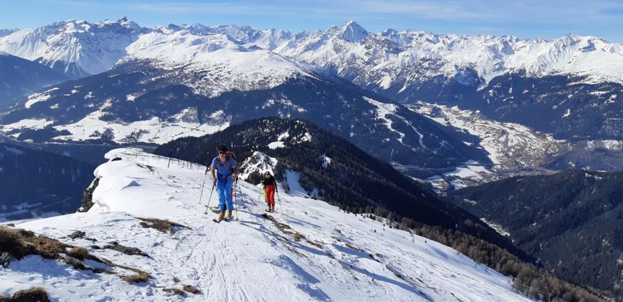 Am Kamm zwischen Schmirntal (links) und Padastertal (rechts). In der Bildmitte das Nösslchjoch, dahinter Tribulaune, Habicht und die Stubaier Gletscherberge..