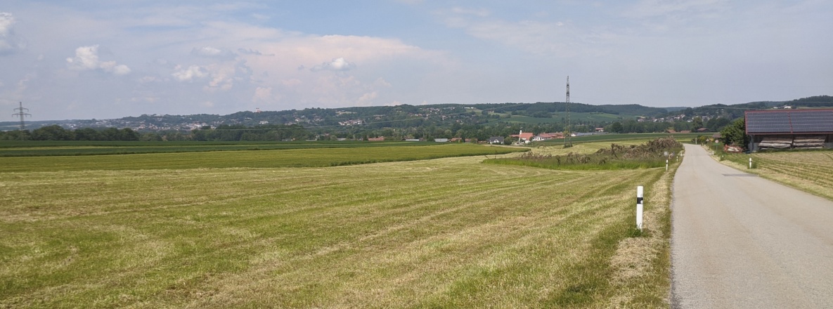 In der Ferne Pfarrkirchen und Untergrasensee
