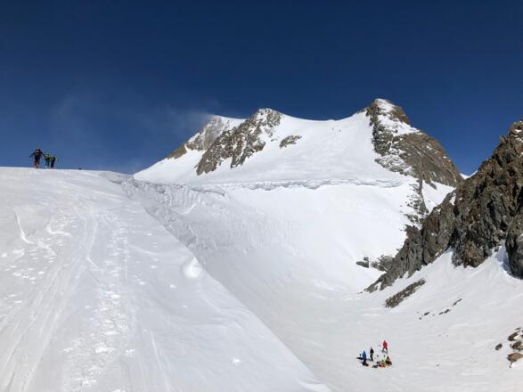 Hintereisjoch rechts, Pausenplatz und weiterer Anstieg auf die Weißkugel im Blick