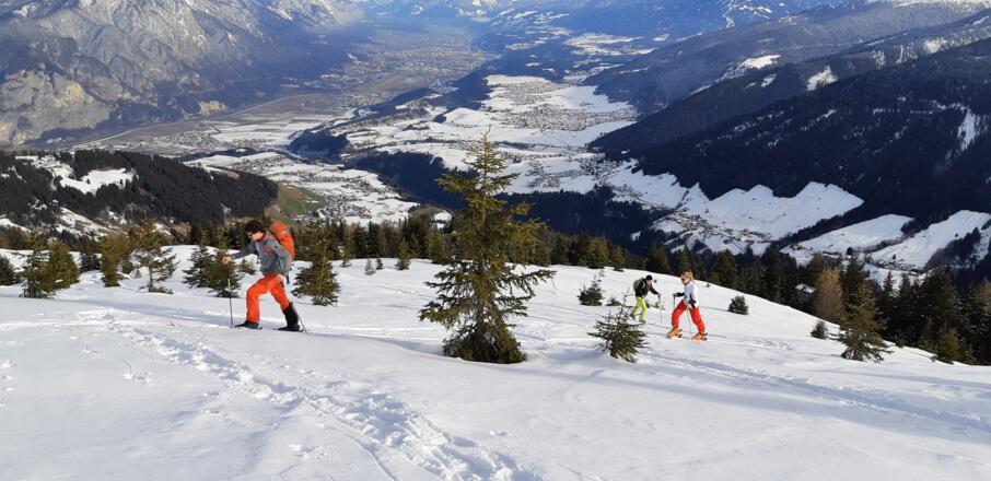 ... immer offener und der Blick nach allen Seiten frei. Unten das Inntal und Innsbruck.