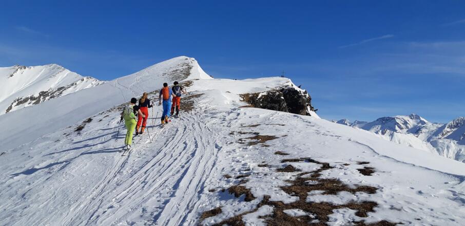 Gipfel und Gipfelkreuz in Reichweite. Links hinten die Schafseitenspitze (2602 m).