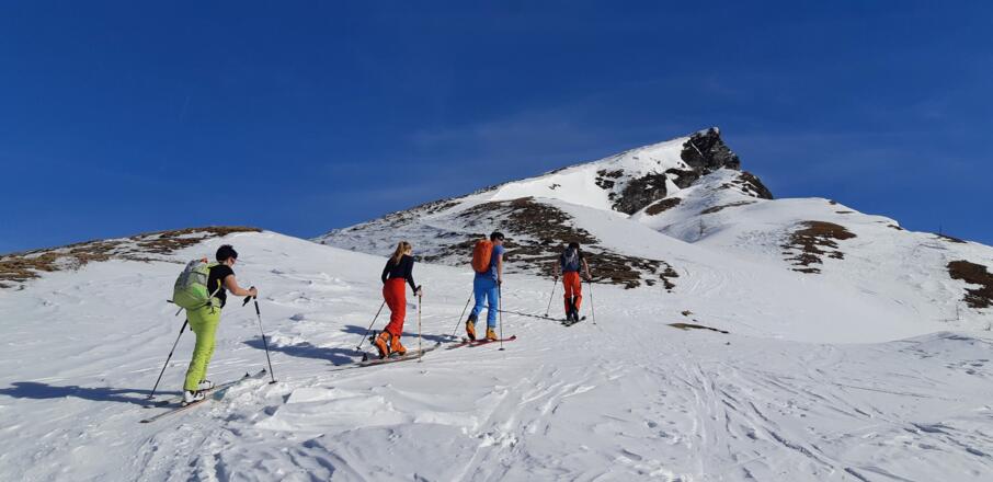 Am Kamm weiter aufwärts, der Sommerweg ist immer wieder sichtbar.