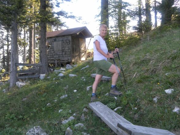 kleine Jagdhütte am Weg