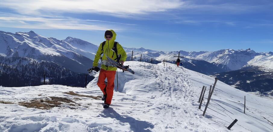 Die Einfahrt zur direkten Abfahrtroute befindet sich ca. 100 m östlich vom Gipfelkreuz.