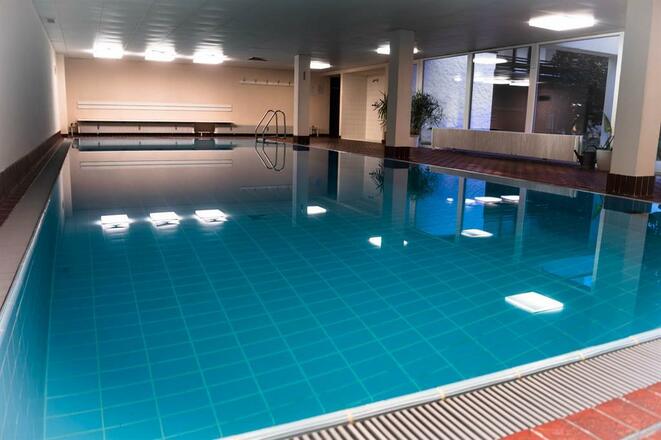 Hallenbad im Untergeschoss des Hauses