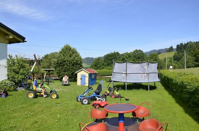 Spielplatz mit Trampolin