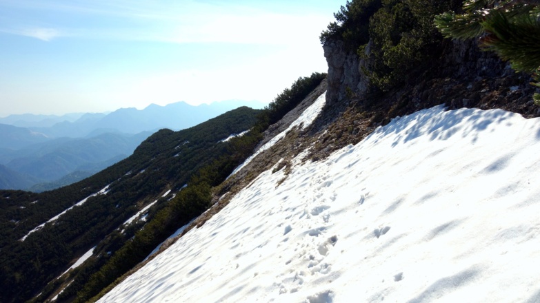 steile Schneefelder bei der nordseitigen Querung zum Sattel