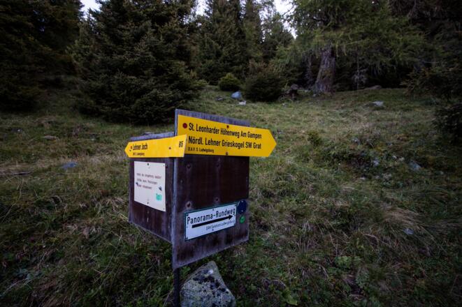 Erste Wegekreuzung. Hier gerade aus