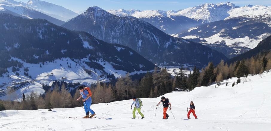 Aufstieg zum Sattel zwischen Hochgeneinerjoch und Sumpfkopf. Hinten der Padauner Kogel, ganz hinten rechts die Spitze des Pflerscher Tribulauns.Tribulaune.