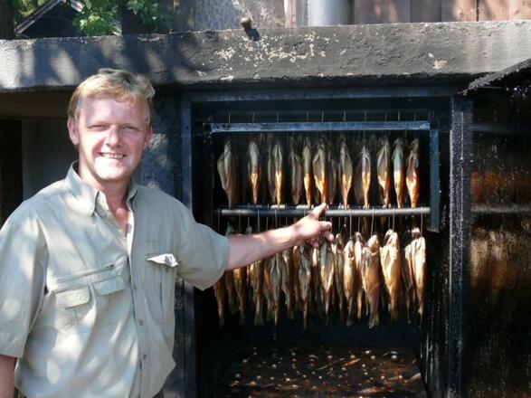 Fischermeister Gerhard mit frischen Räucherfischen