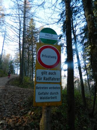 Tafeln am bequemen Güterweg-Zustieg