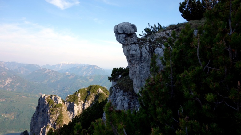 Markanter Felsen 1680m nach dem Föhrengrabeneck, hier zur Nordseite.