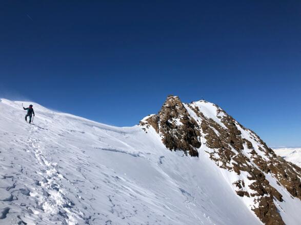 Blick direkt nach dem Skidepot auf den weiteren Anstieg