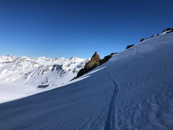 Direkt nach dem Hintereisjoch ganz oben nach rechts ausqueren auf den markanten Felszacken. Rechts davon gehts durch.