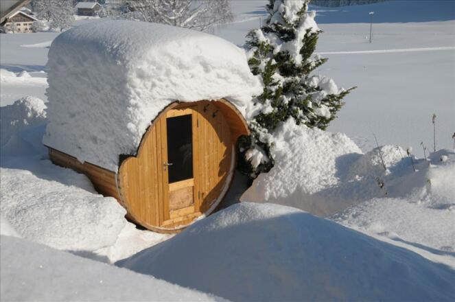Unsere Sauna im winterlichen Garten