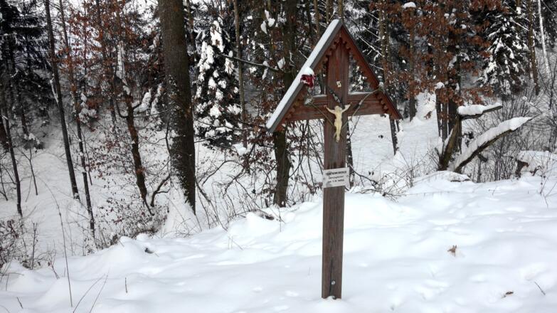 Gedenkmarterl, hier links zum Graben
