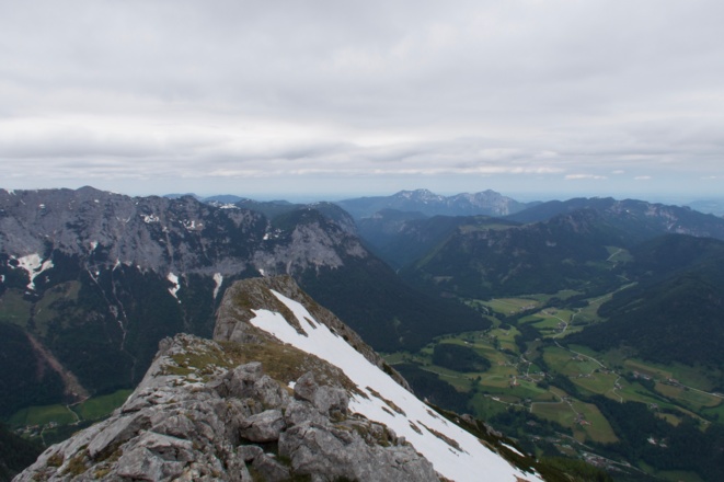 Ausblick vom Gipfelkreuz über den kurzen Grat zur Reiteralpe