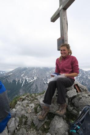 Gipfelkreuz und Gipfelbuch, im Hintergrund der wolkenverhangene Watzmann